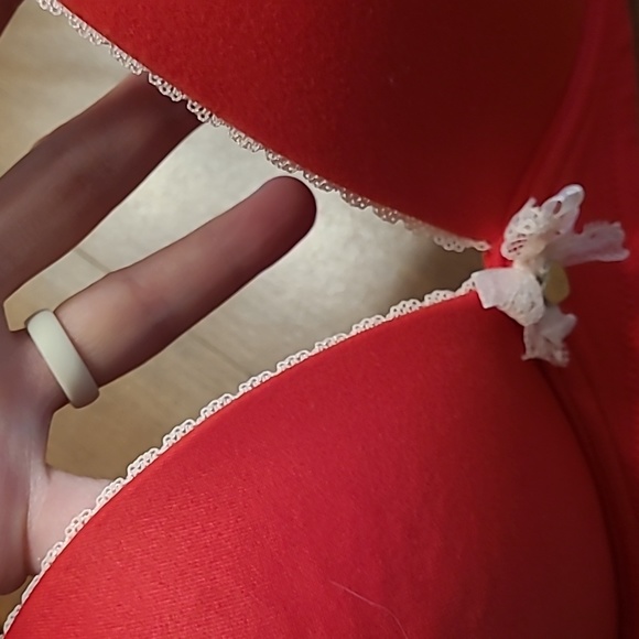 Victoria's Secret 38D - 2 bras - Picture 3 of 9